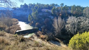 La Resclosa de la Pólvora al contrallum i amb la superfície glaçada.